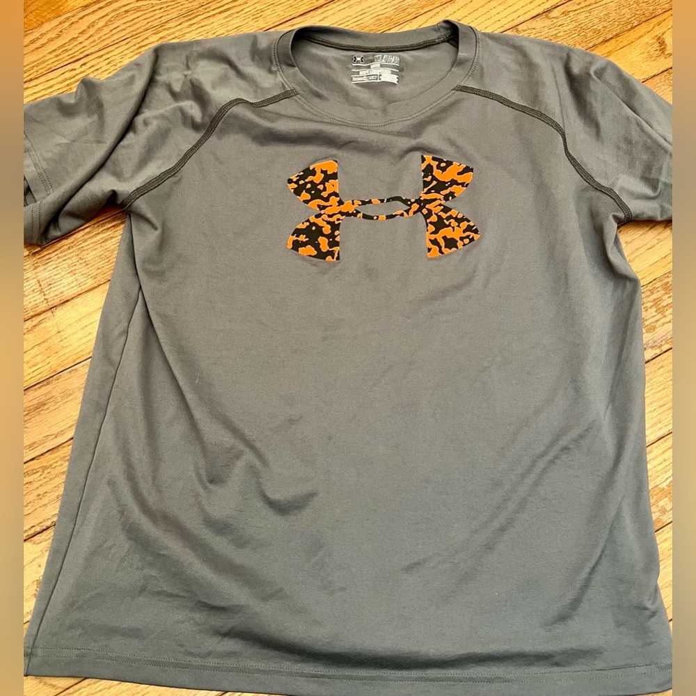 Under Armour Gray Short Sleeve Tee with Orange Camo Logo YXL